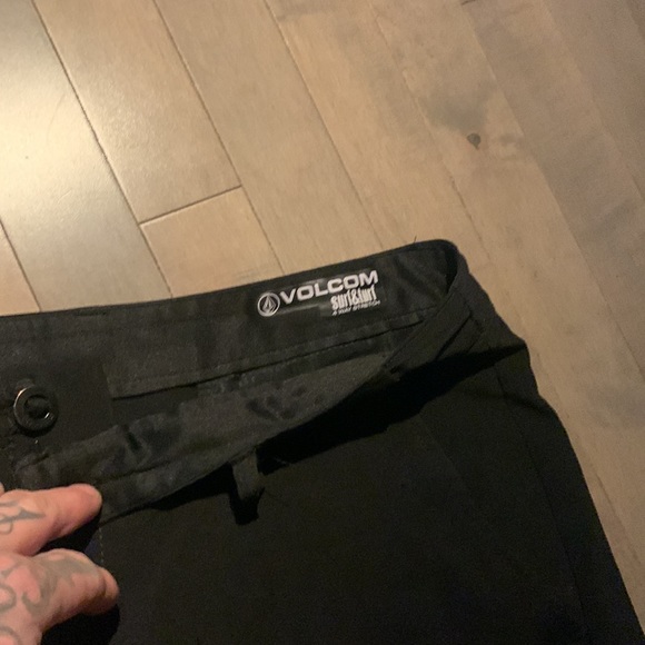 Volcom black shorts. Surf and turf ,swim suit shorts. Size US 34 - Picture 5 of 6